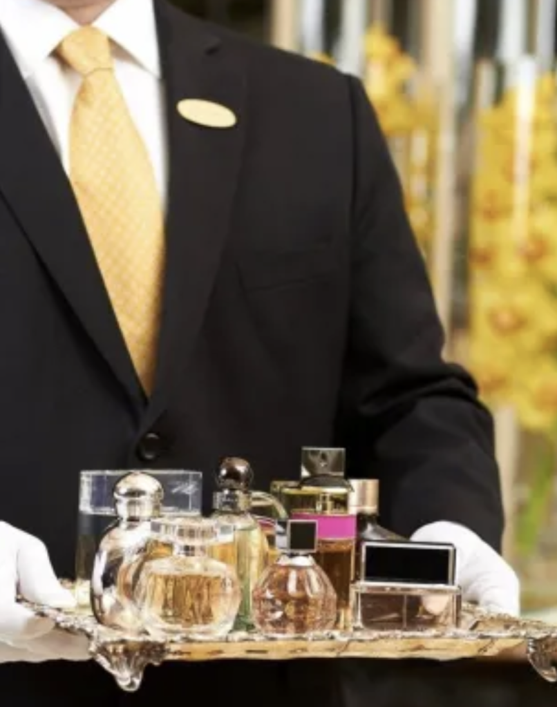 How can “senior” luxury hotels alleviate the “aesthetic fatigue” of customers and re-interpret the “freshness”?（1）